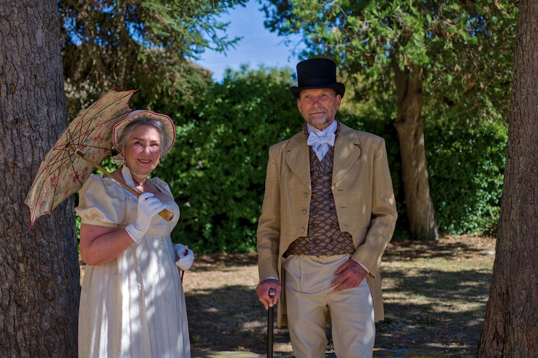 Couple en costumes Empire dans le parc