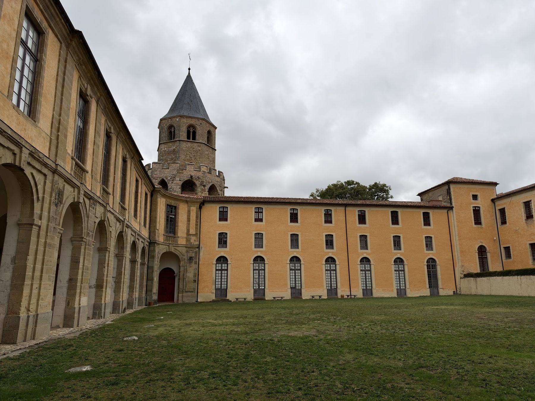Cour de l’abbaye-école de Sorèze