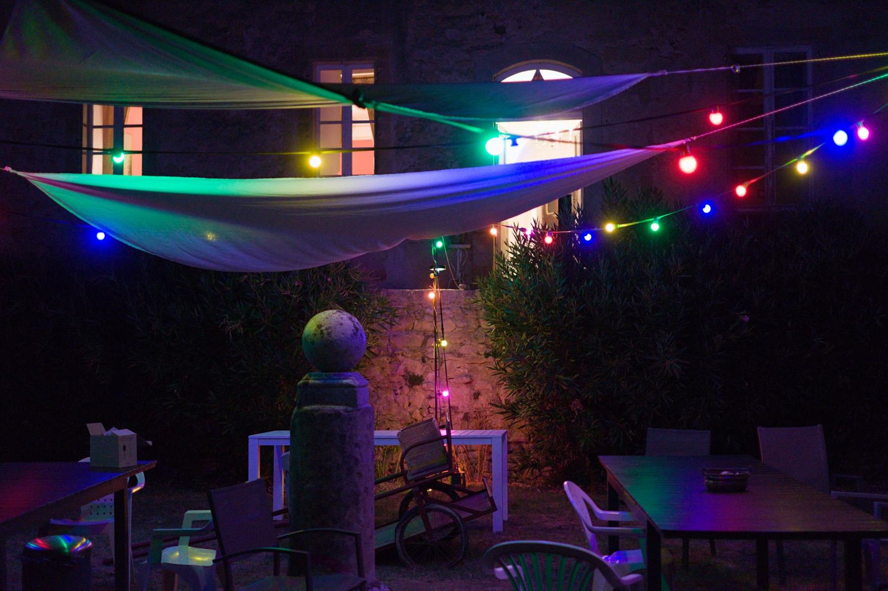 La terrasse illuminée le soir